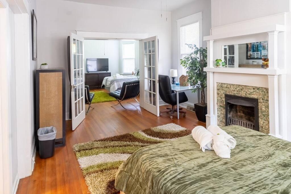 Apartamento The Great Pink Lady With Huge Wrap Around Porch!